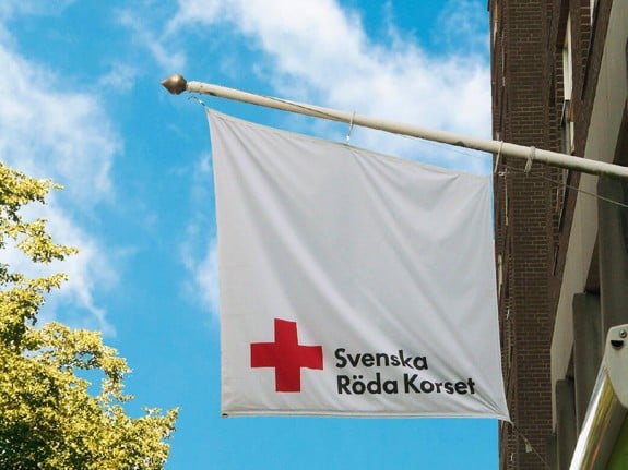 En rödakors-flagga Skövde kommun